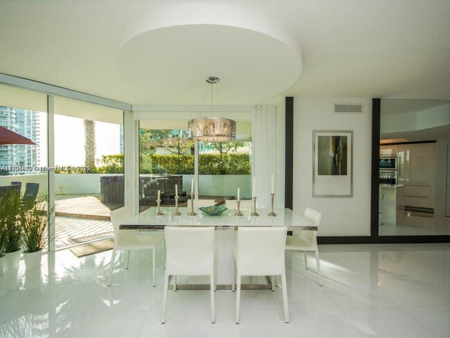 Foto del edificio - 150 Sunny Isles Blvd