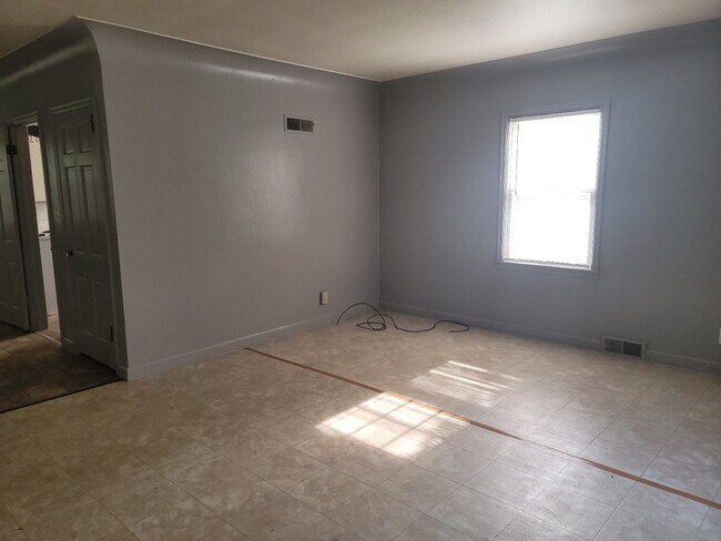 Building Photo - Two bedroom one bathroom house with single...