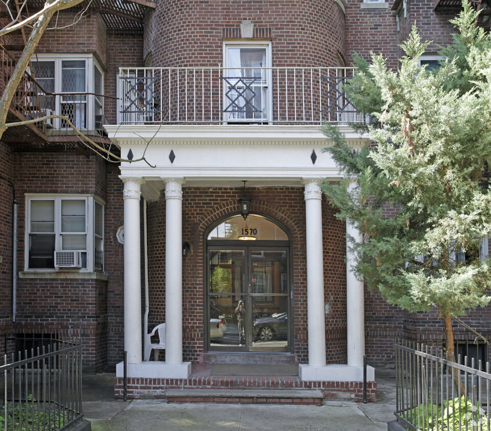 Entrada - 1570 East 14th Street Apartments