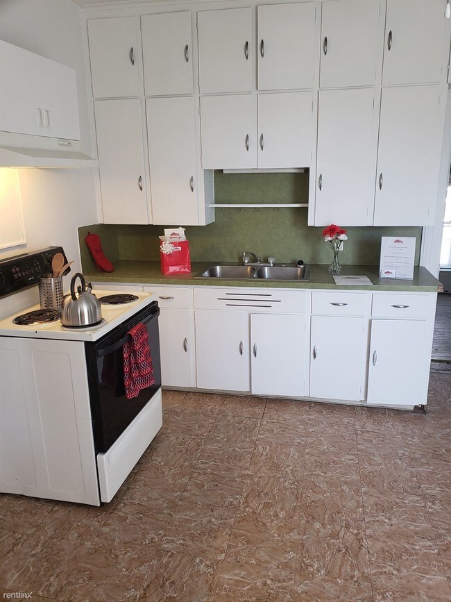Building Photo - 3 br, 1 bath  - 210 Ferris St # 1