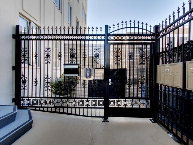 Foto del edificio - Spacious, Renovated 4BD/2BA at the Peak of...
