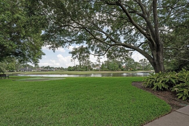 Building Photo - 13700 Richmond Park Dr N