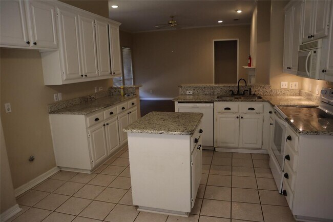 Building Photo - 1505 River Hill Dr