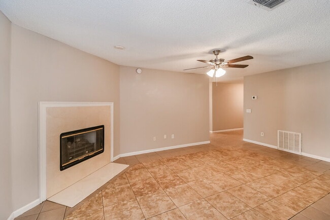 Foto del edificio - 7969 Amandas Crossing Dr E