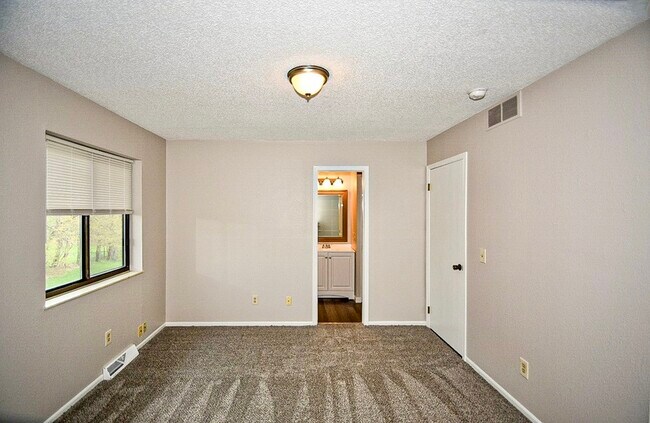 Building Photo - 912 Redwing Dr