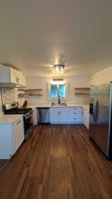 Building Photo - 405 N Cloverdale Blvd
