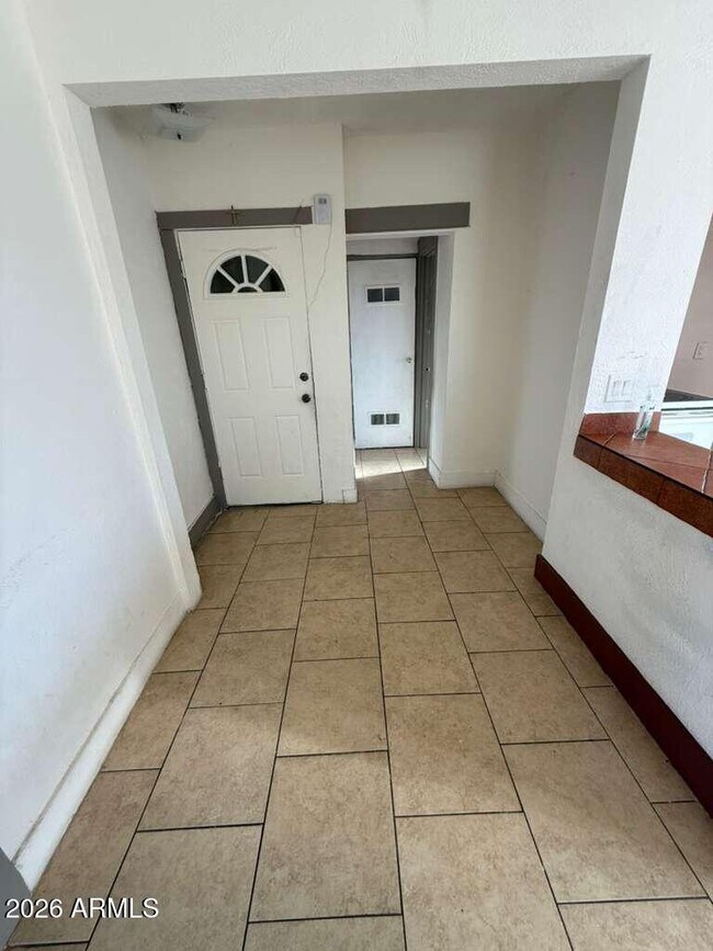 Foto del edificio - 1165 E 10th St