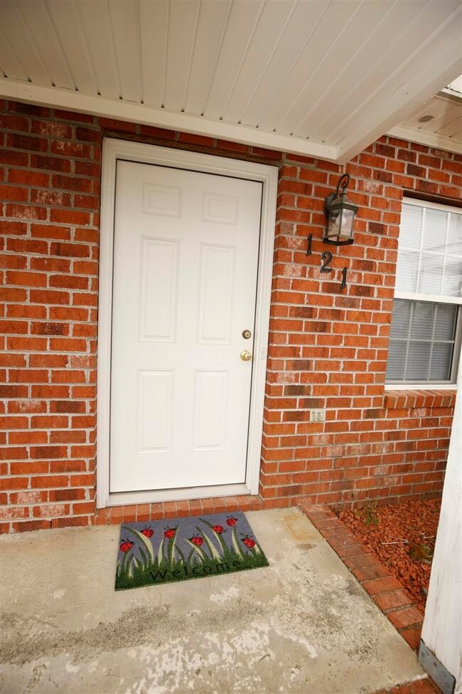 Building Photo - 121 W Ivybridge Dr