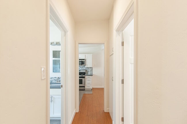Building Photo - PERFECTLY LOCATED 2 BD / 1 BA UPSTAIRS APA...