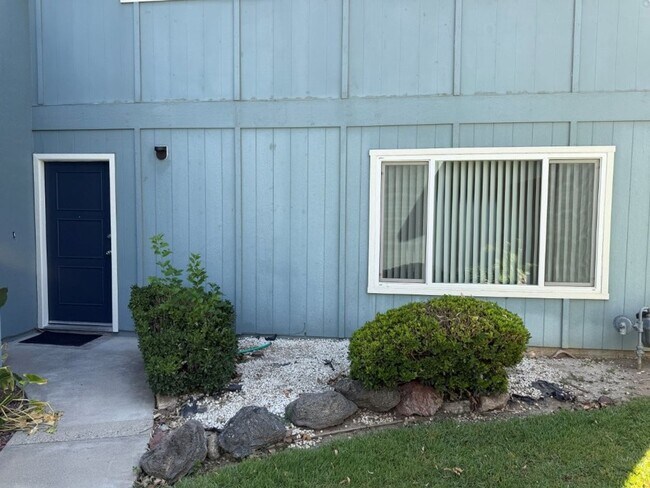 Foto del edificio - Updated Knollwood Condo with Community Pool