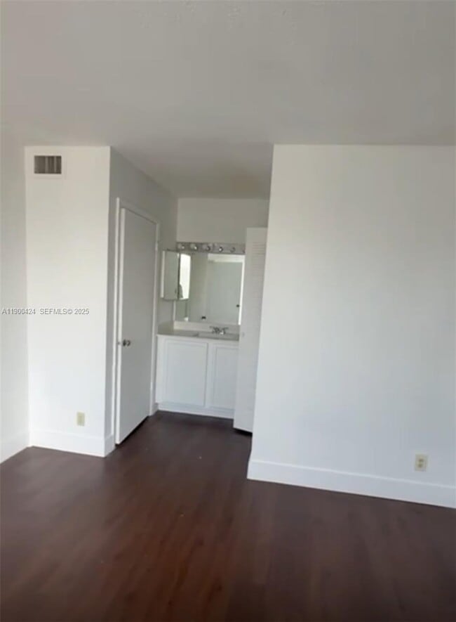 Building Photo - 714 Executive Center Dr