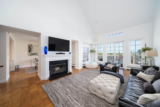Building Photo - 200 Shearwater Ct W