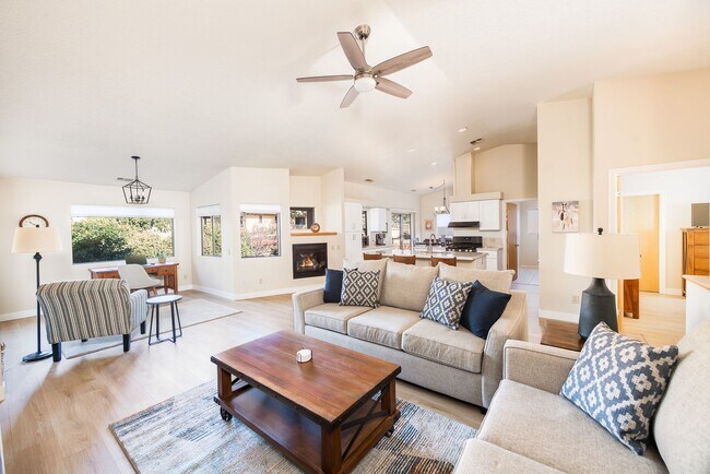 Building Photo - Furnished, 1 Month Minimum