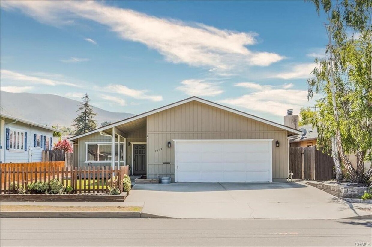 Foto principal - Spacious 3-Bedroom by Meadow Park with Lar...