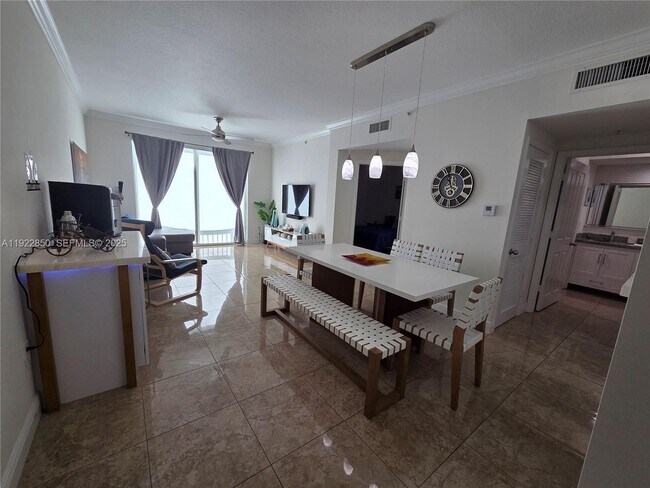 Foto del edificio - 9172 Collins Ave