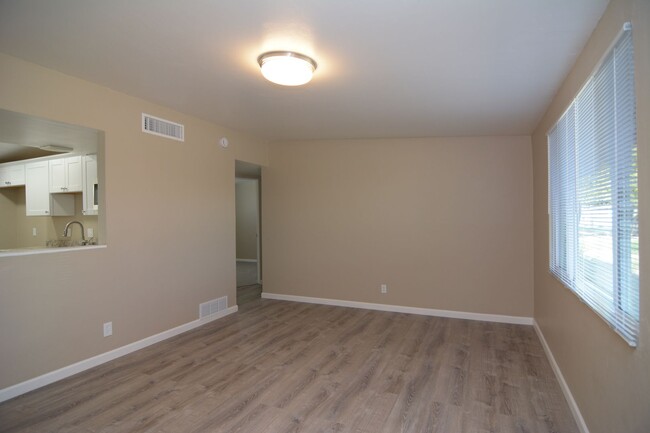 Building Photo - Recently Remodeled 3 Bedroom 2 Bath Home! Northwest Tucson Location!