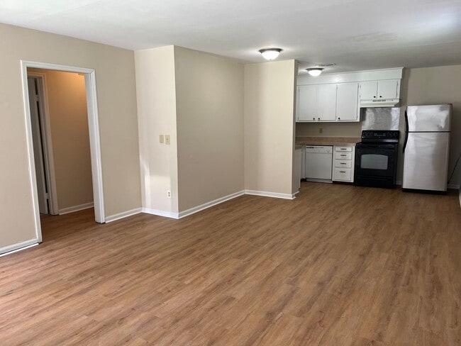 Building Photo - Cute 2 Bedroom Duplex