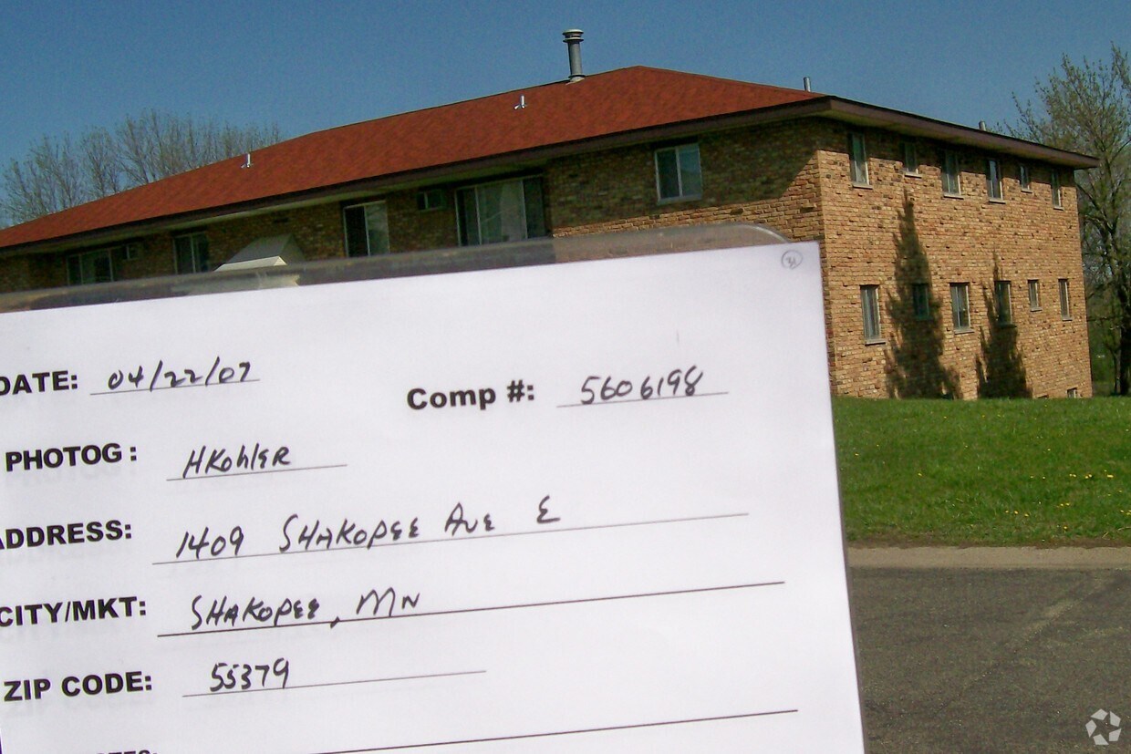  - 1409 Shakopee Ave E
