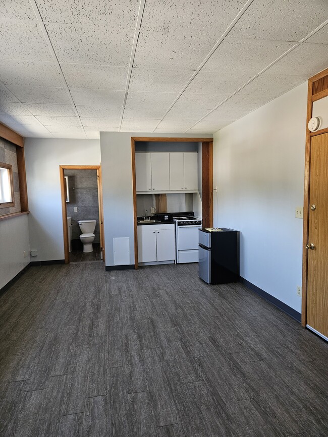 Kitchen / Bathroom - 1106 W Wisconsin Ave
