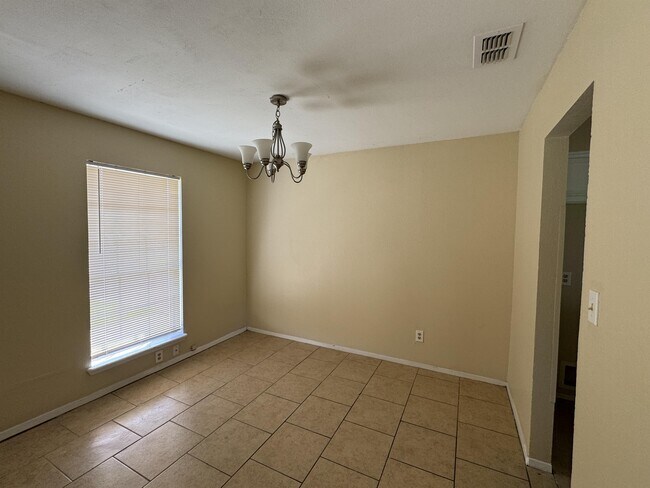 Building Photo - 2305 Memorial Pkwy