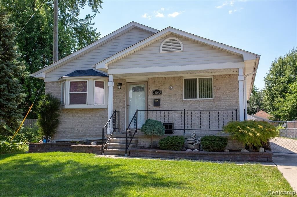 Foto principal - 24233 Cushing Ave