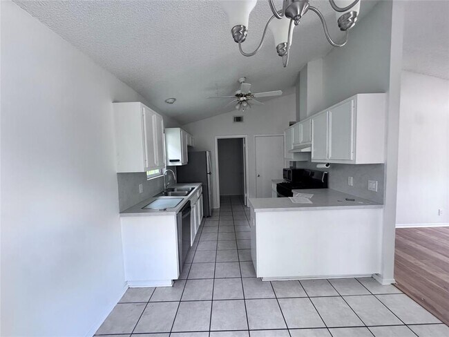 Foto del edificio - 3709 Tom Green St