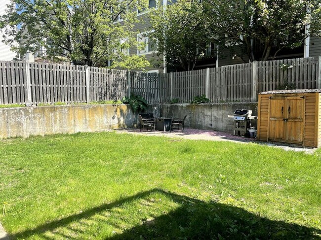 Building Photo - Lovely Two Bedroom Condo in South Boston