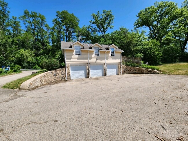 Building Photo - 99 W County Line Rd