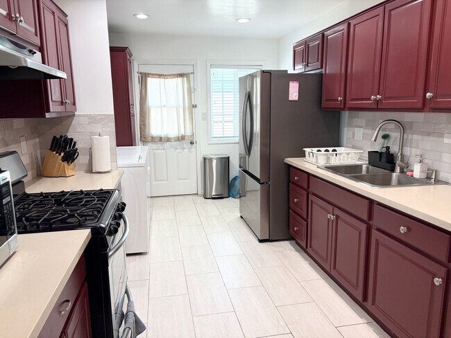 Foto del edificio - Fully Furnished 3BR Home with Private Patio & Backyard – Perfect Covina Getaway