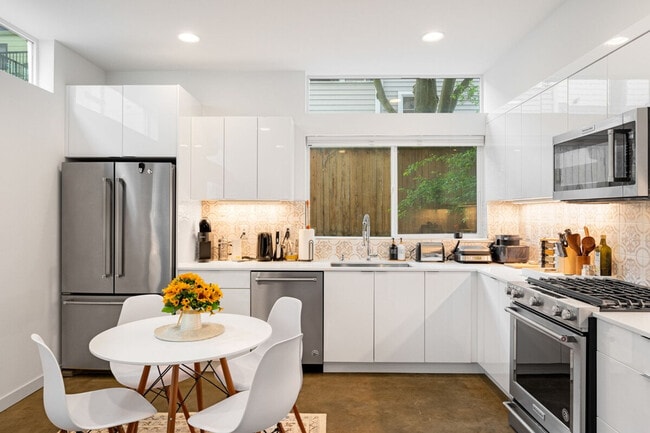 Building Photo - 620D 10th Ave E