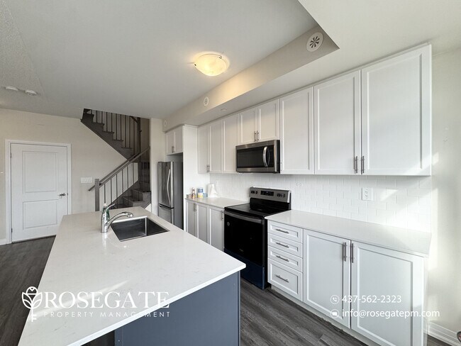 Photo du bâtiment - Modern 2-Bedroom Stacked Townhouse with Balcony & Parking in Milton