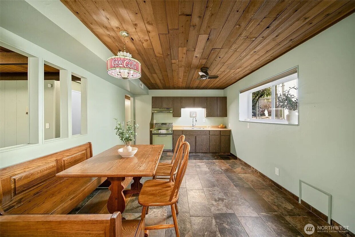 Foto principal - Luxury Home with Views, Maintained Pool and Yard. 5Bed, 3 Bath Great Location