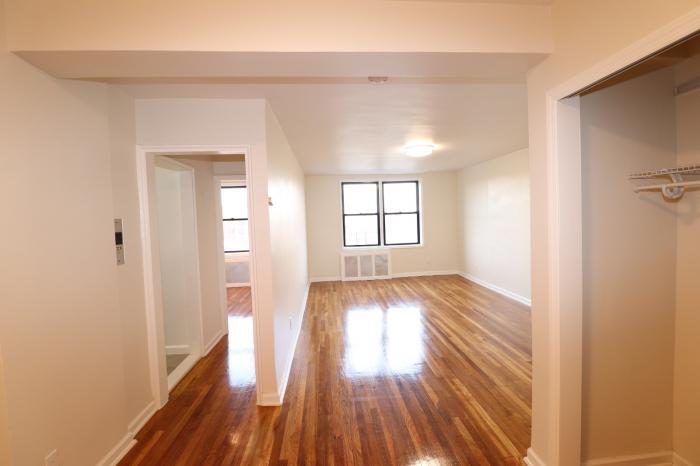 Foto principal - 2 bedroom in ELMHURST NY 11373