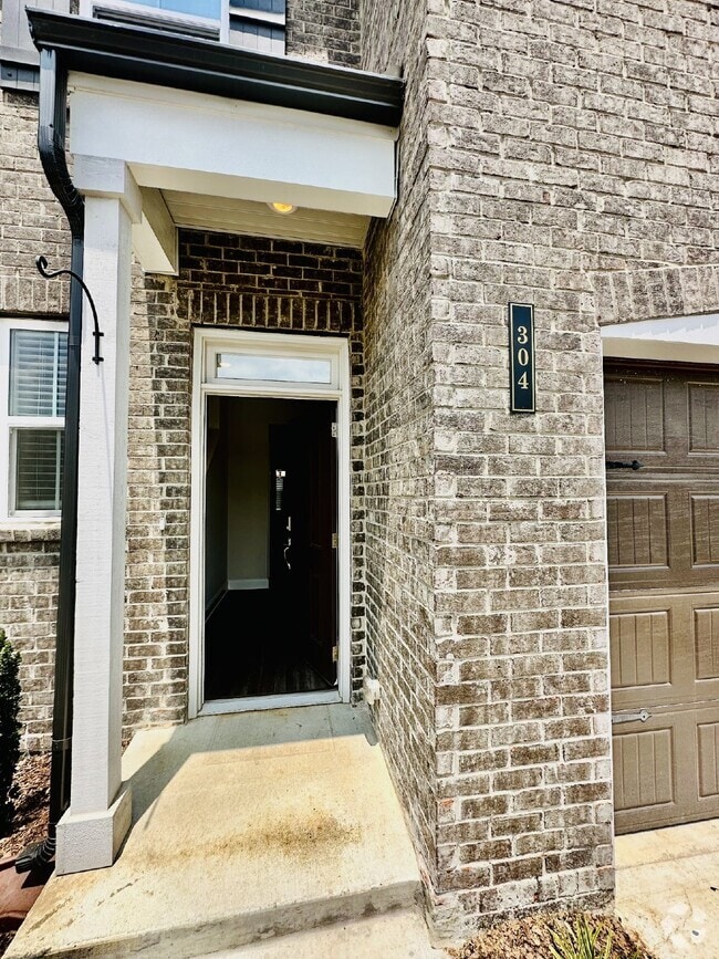Building Photo - 304 Cheval Dr