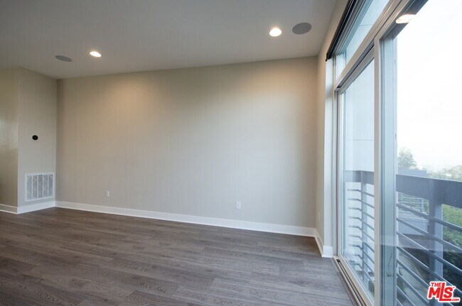 Foto del edificio - 2753 Waverly Dr