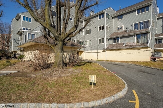 Building Photo - 11 Riverview Cir