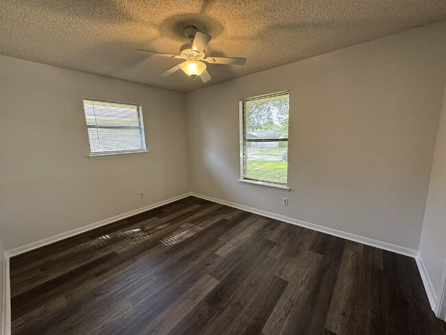 Building Photo - Meticulously maintained 3 bedroom 2 bath!