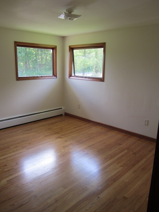 Building Photo - 1615 Maple Hill Rd