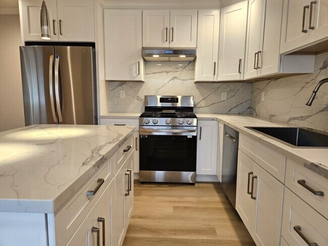 Foto del edificio - Updated Top Floor 2 Bedroom/1 Bathroom Apa...