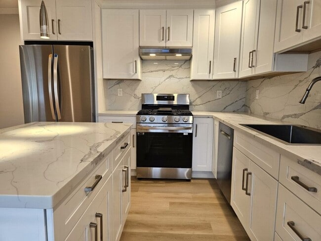 Building Photo - Updated Top Floor 2 Bedroom/1 Bathroom Apa...