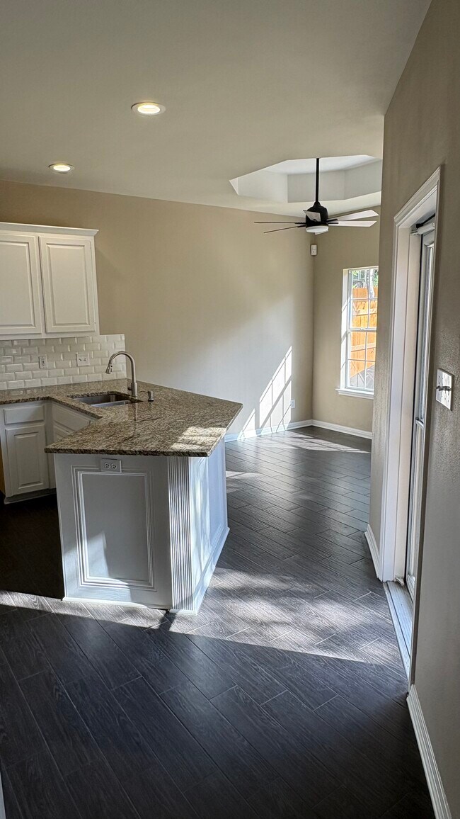 Foto del edificio - 7307 Moss Brook Dr