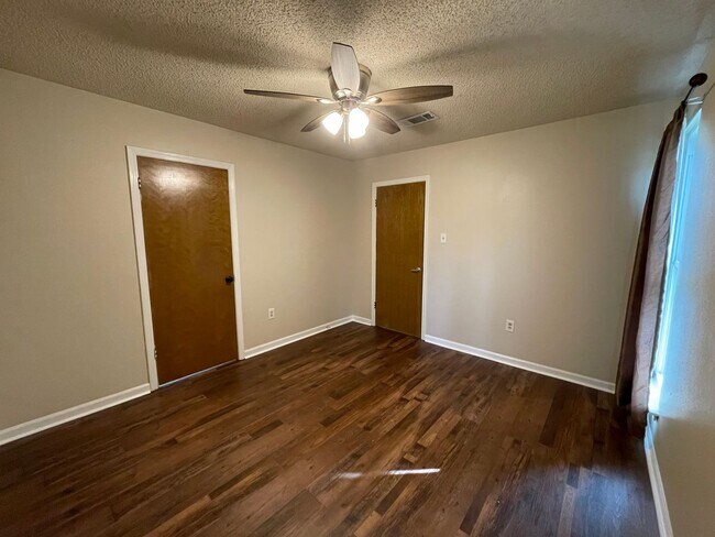 Foto del edificio - House: Brookhollow Glen Subdivision