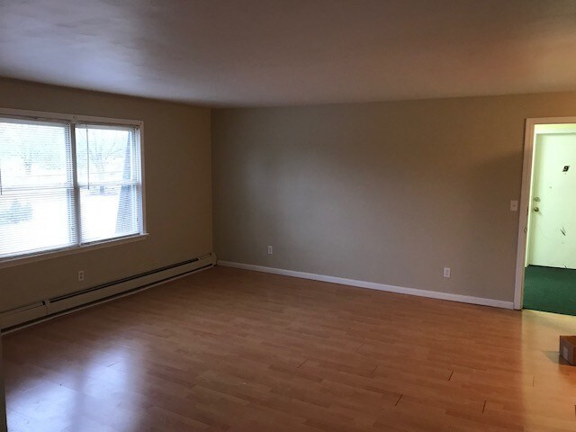 Family Room - 3001 Green Acres Dr