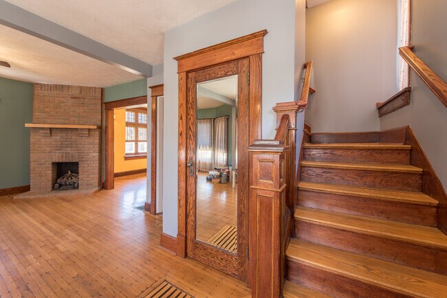 Building Photo - 210 E 33rd St