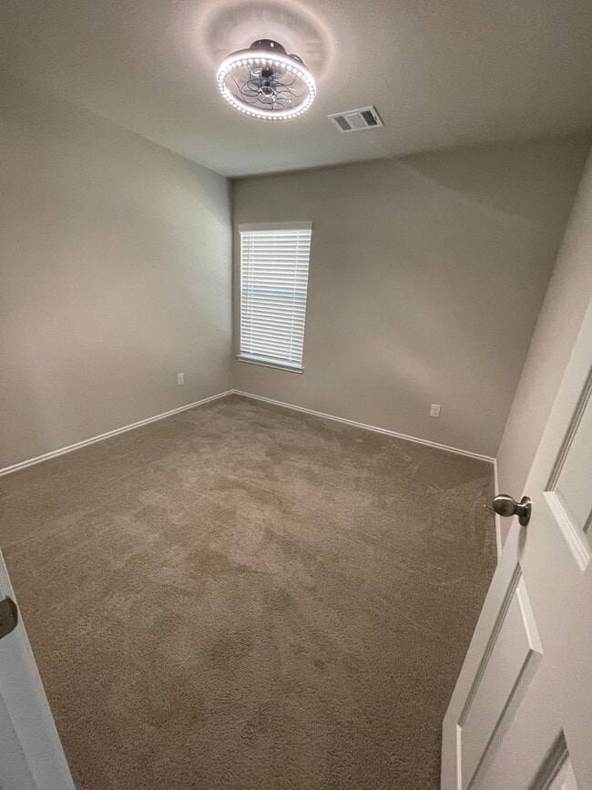 Foto del edificio - 323 Cumberland Forest Dr