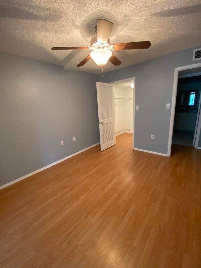 Building Photo - 2587 Countryside Blvd