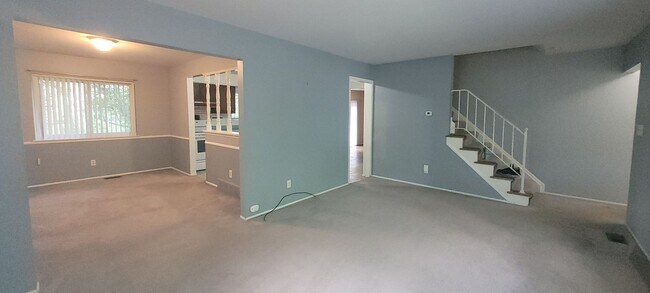 Foto del edificio - Spacious Four Bedroom Home Available Summe...