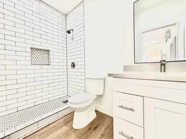 Building Photo - 351H2 - Oxnard | 2 Bed 1 Bath | Newly Reno...
