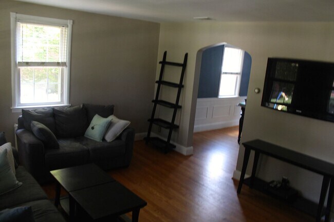 Building Photo - Charming 3 Bedroom/1.5 Bathroom Townhome in Rodgers Forge, MD!