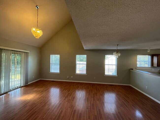 Foto del edificio - Large backyard and screened porch